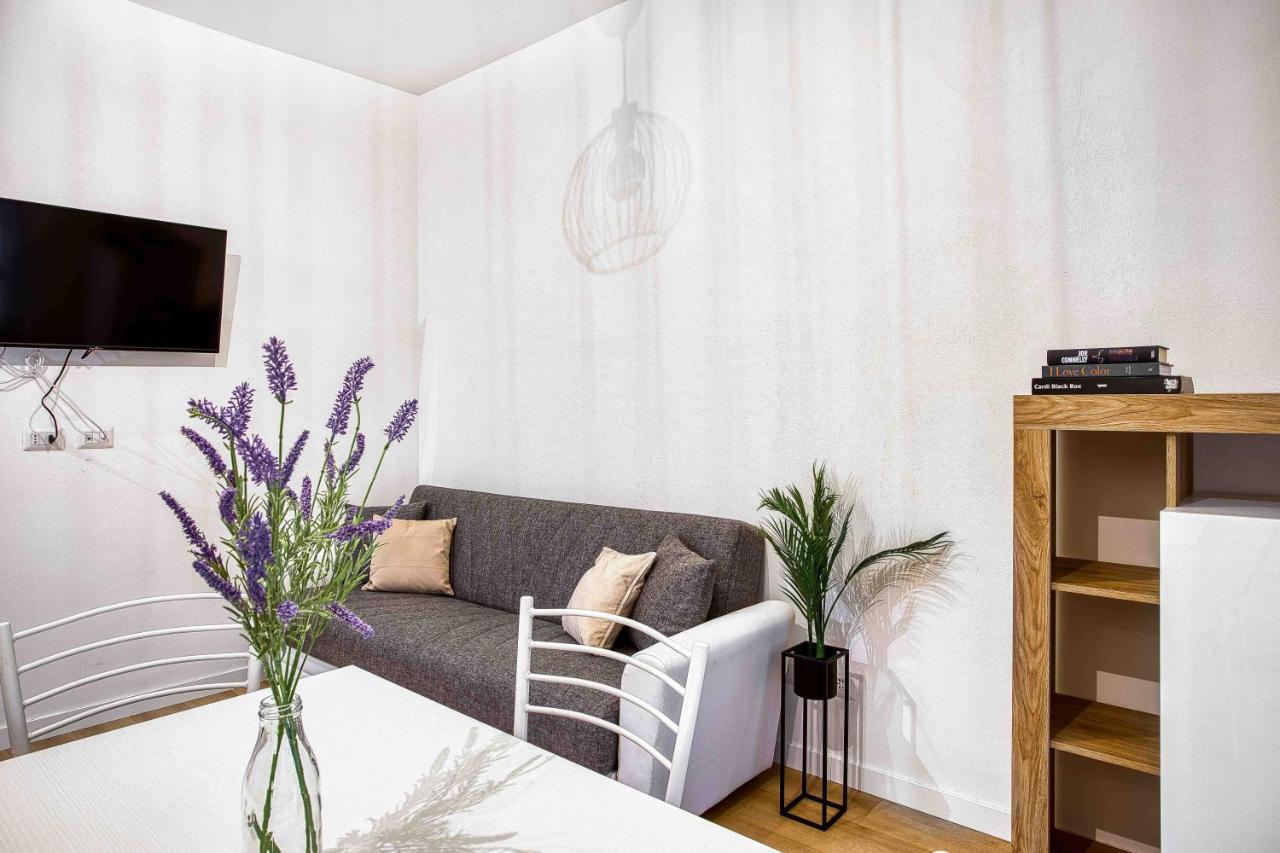 Ferienwohnung Joivy Warm And Inviting Flat With Balcony Mailand Exterior foto