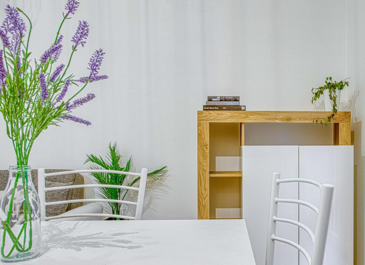 Ferienwohnung Joivy Warm And Inviting Flat With Balcony Mailand Exterior foto