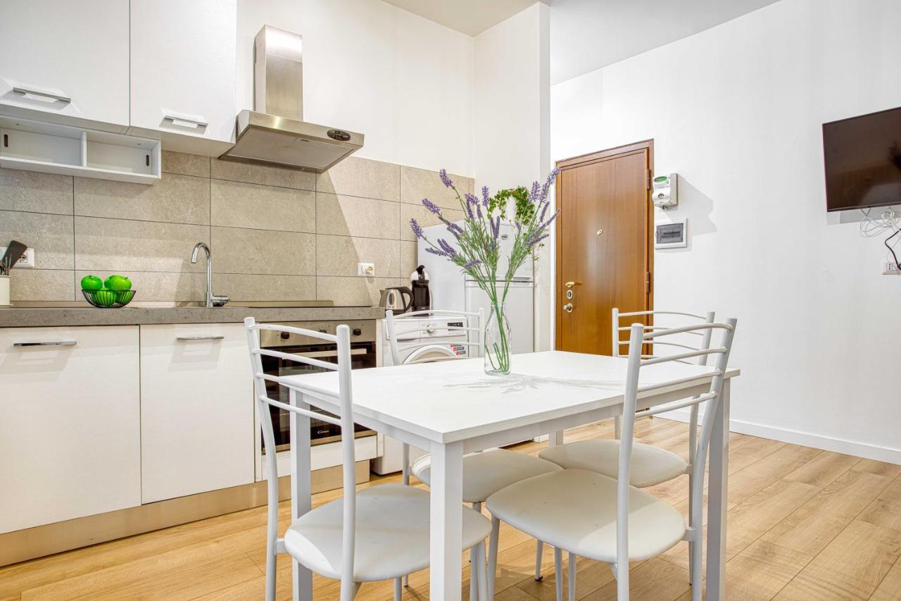 Ferienwohnung Joivy Warm And Inviting Flat With Balcony Mailand Exterior foto