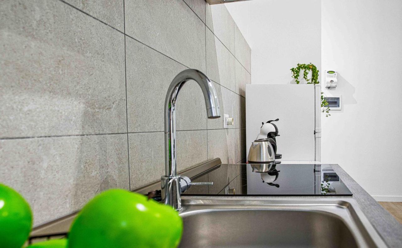 Ferienwohnung Joivy Warm And Inviting Flat With Balcony Mailand Exterior foto