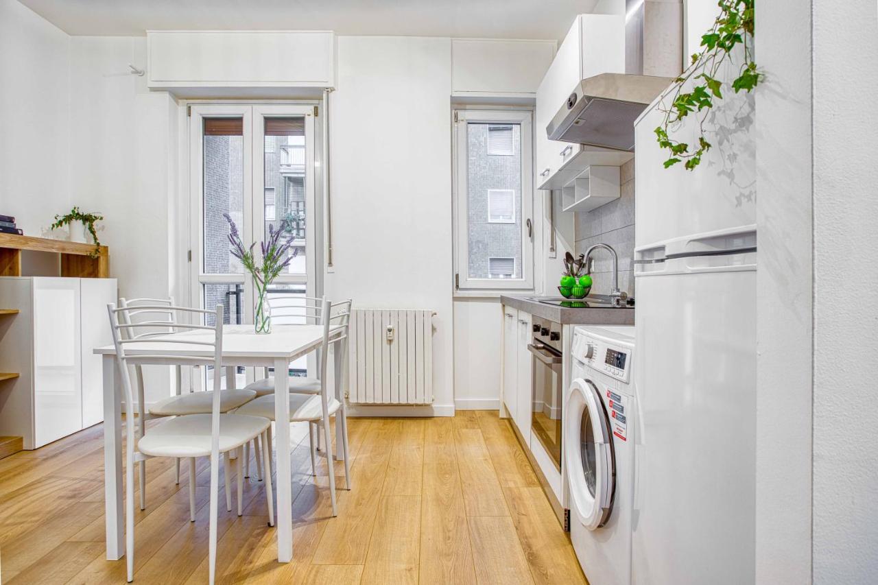 Ferienwohnung Joivy Warm And Inviting Flat With Balcony Mailand Exterior foto