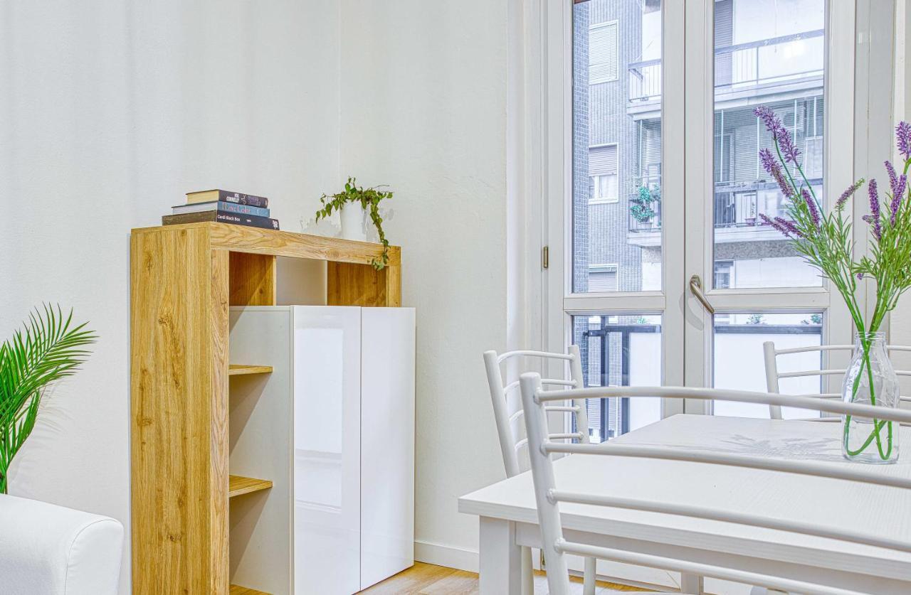 Ferienwohnung Joivy Warm And Inviting Flat With Balcony Mailand Exterior foto